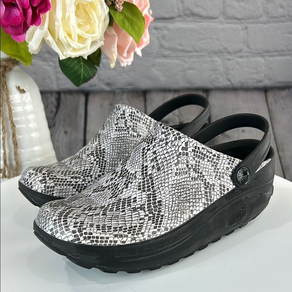 ANYWEAR Black & White Snakeskin Adjustable Slingback Slip On Clogs - Picture 1 of 17